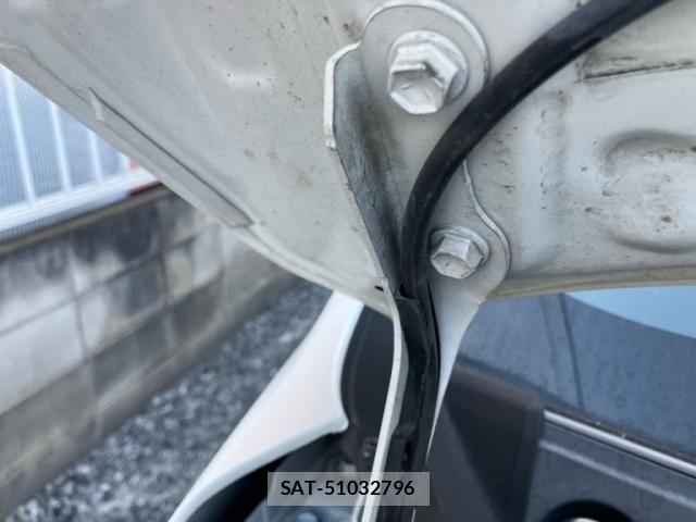 Toyota VOXY 2019-11 8232328-27