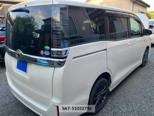 Toyota VOXY 2019-11 8232328-2