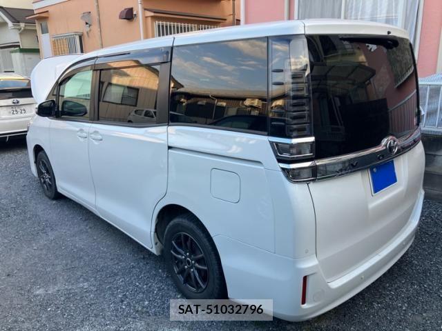 Toyota VOXY 2019-11 8232328-3