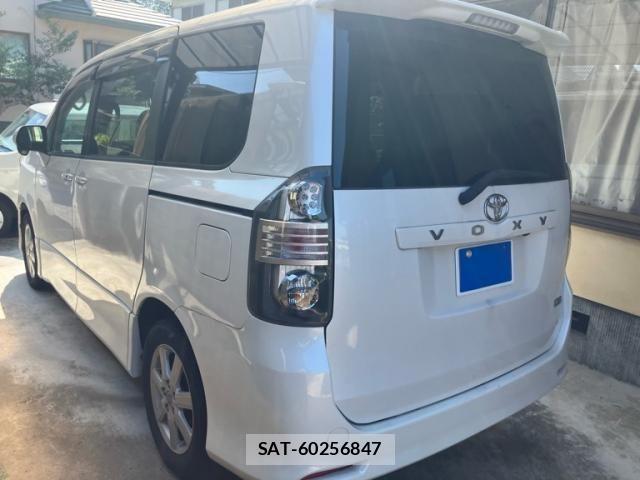 Toyota VOXY 2007-08 8232339-1
