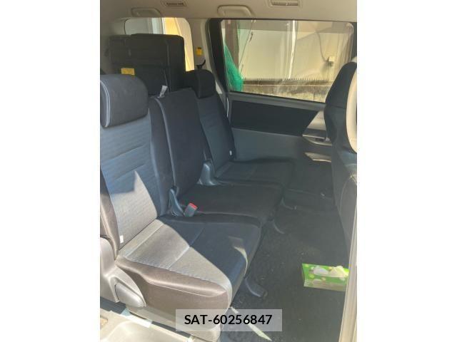 Toyota VOXY 2007-08 8232339-19