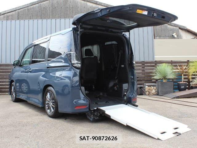 Toyota VOXY 2022-03 8232324-0