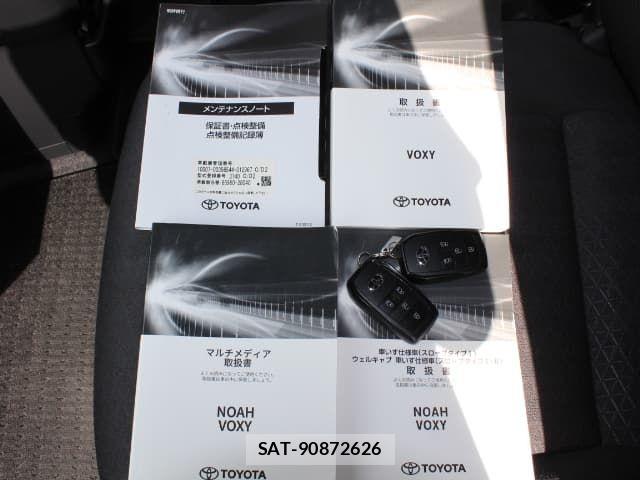 Toyota VOXY 2022-03 8232324-15