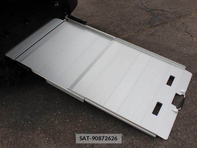 Toyota VOXY 2022-03 8232324-1