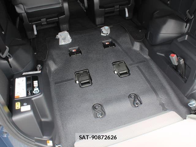 Toyota VOXY 2022-03 8232324-4