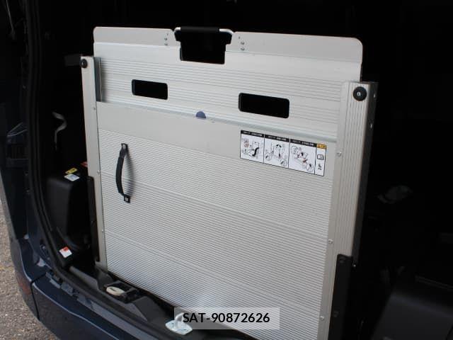 Toyota VOXY 2022-03 8232324-8