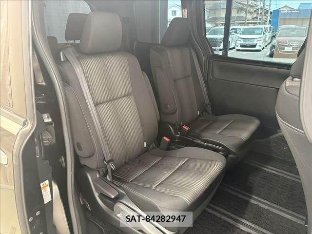 Toyota VOXY 2020-05 8232325-9