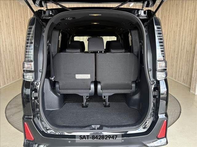 Toyota VOXY 2020-05 8232325-11