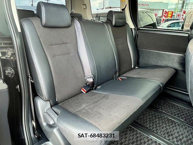 Toyota VOXY 2013-06 8232332-9