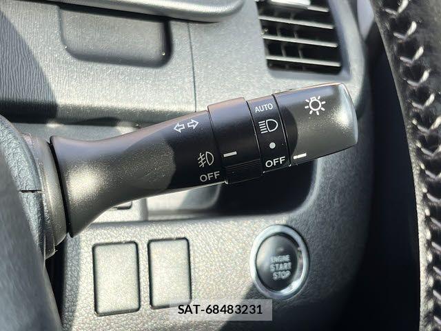Toyota VOXY 2013-06 8232332-11