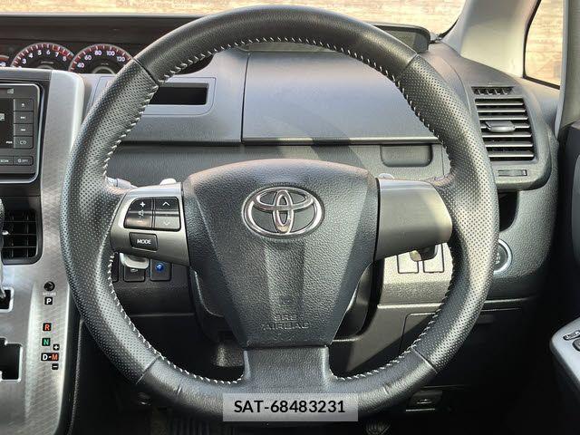 Toyota VOXY 2013-06 8232332-13