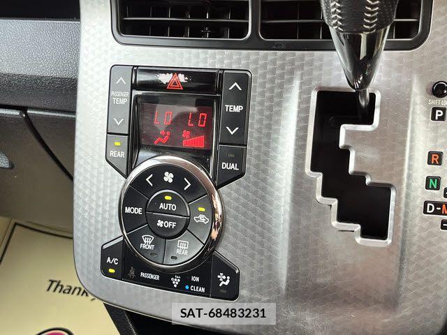 Toyota VOXY 2013-06 8232332-14