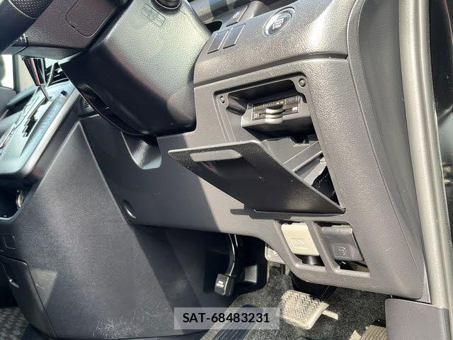 Toyota VOXY 2013-06 8232332-15