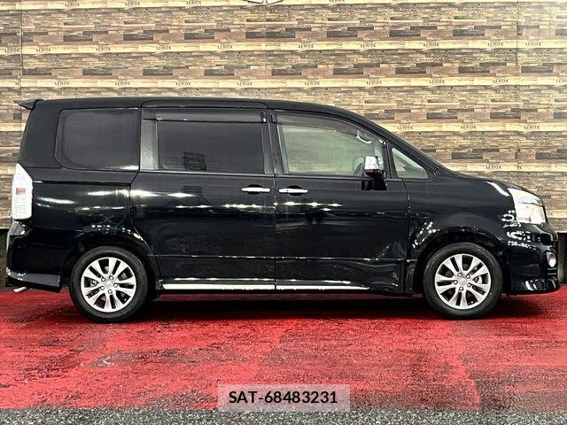 Toyota VOXY 2013-06 8232332-17