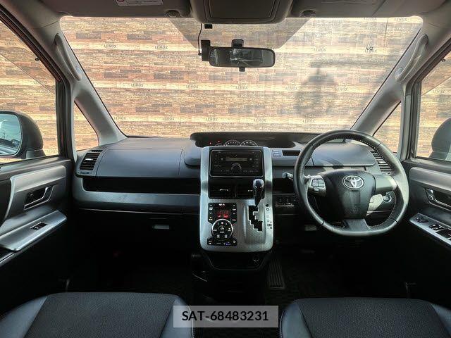 Toyota VOXY 2013-06 8232332-1