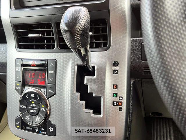 Toyota VOXY 2013-06 8232332-19