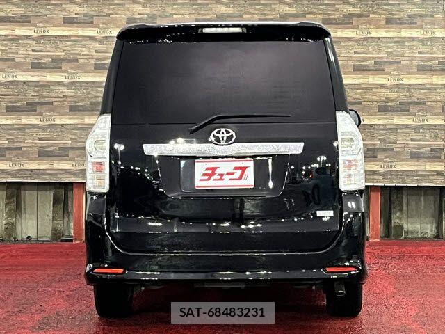 Toyota VOXY 2013-06 8232332-22