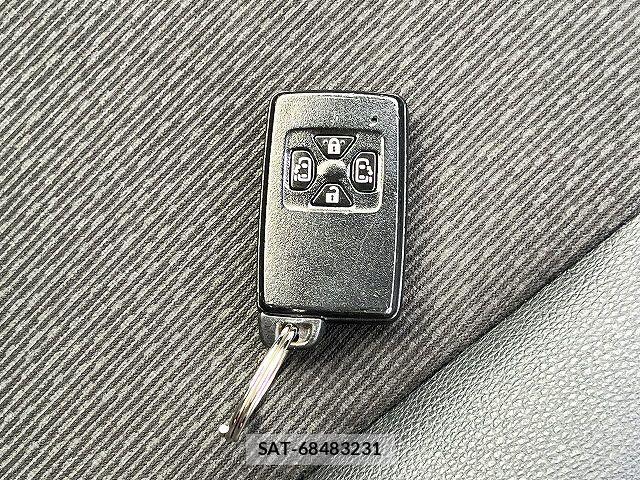 Toyota VOXY 2013-06 8232332-25