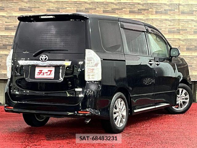 Toyota VOXY 2013-06 8232332-2