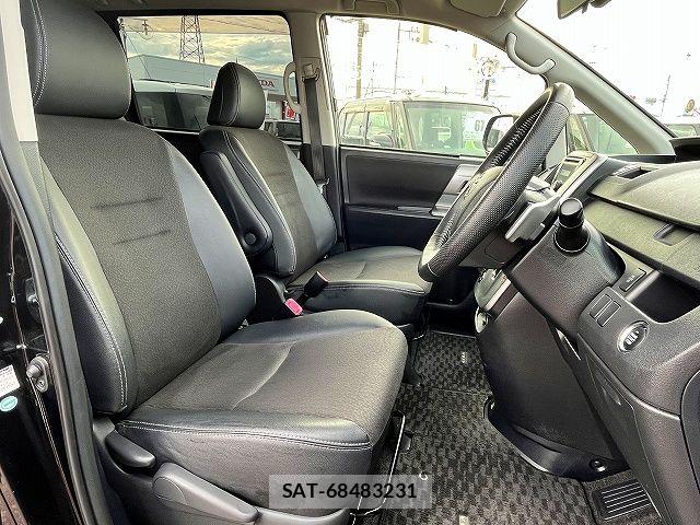 Toyota VOXY 2013-06 8232332-3