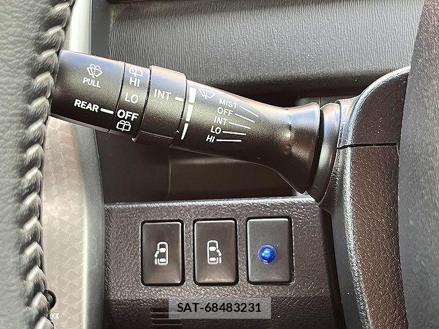 Toyota VOXY 2013-06 8232332-5