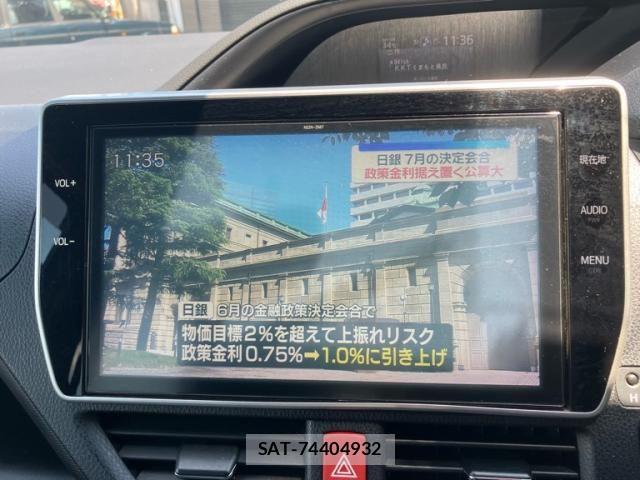 Toyota VOXY 2017-10 8232326-10