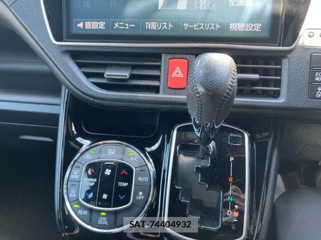 Toyota VOXY 2017-10 8232326-12