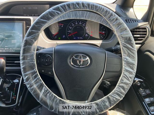 Toyota VOXY 2017-10 8232326-15
