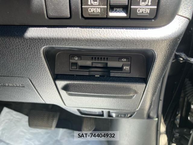Toyota VOXY 2017-10 8232326-17