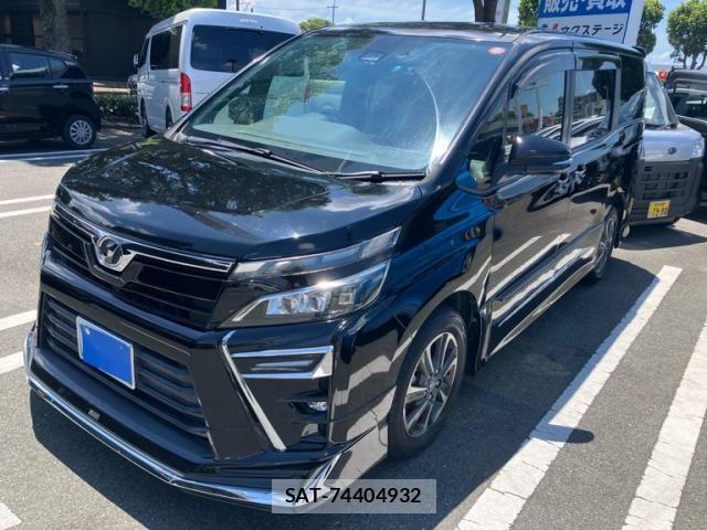 Toyota VOXY 2017-10 8232326-1