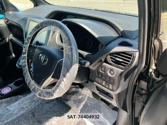 Toyota VOXY 2017-10 8232326-19