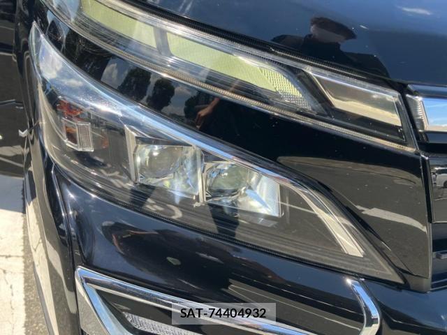 Toyota VOXY 2017-10 8232326-23