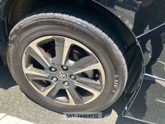 Toyota VOXY 2017-10 8232326-25