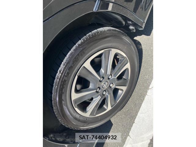 Toyota VOXY 2017-10 8232326-26
