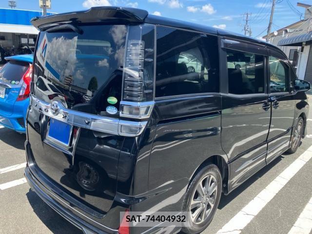 Toyota VOXY 2017-10 8232326-2