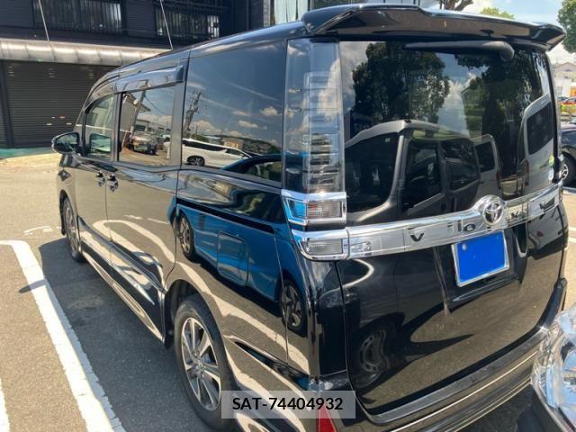 Toyota VOXY 2017-10 8232326-3