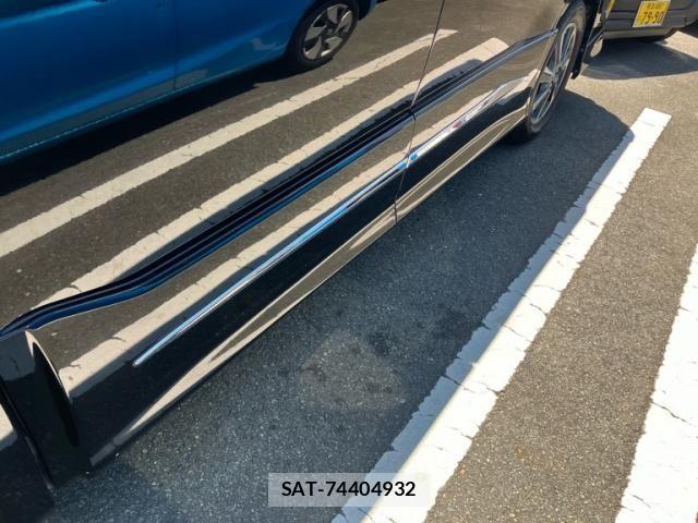 Toyota VOXY 2017-10 8232326-7