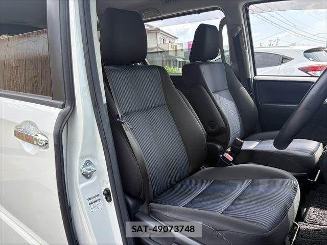 Toyota VOXY 2015-09 8232330-10