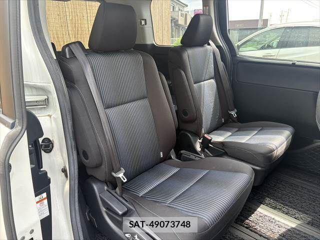 Toyota VOXY 2015-09 8232330-11