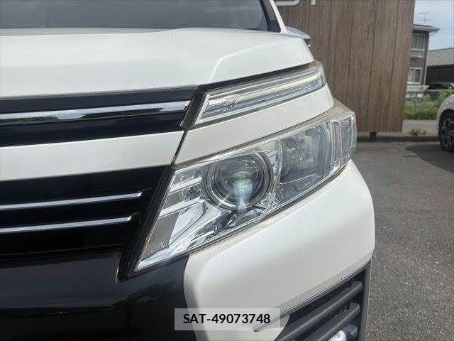 Toyota VOXY 2015-09 8232330-14