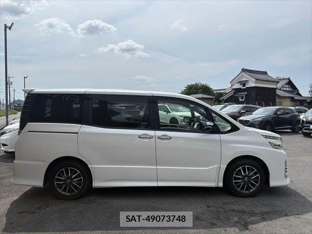Toyota VOXY 2015-09 8232330-19
