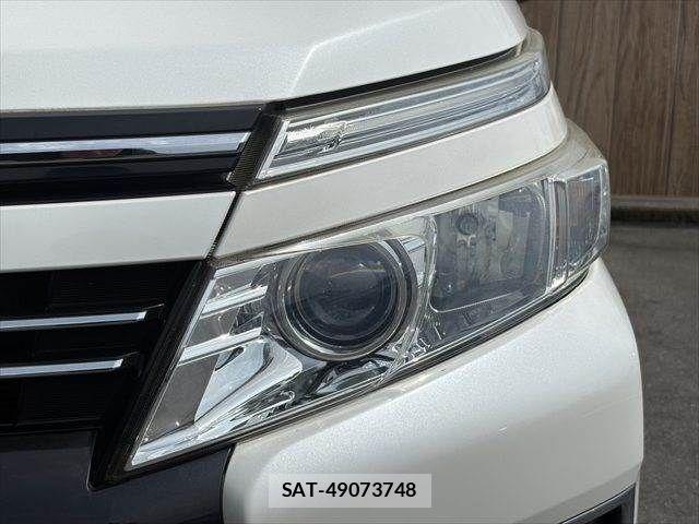 Toyota VOXY 2015-09 8232330-25