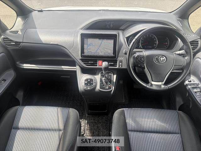 Toyota VOXY 2015-09 8232330-2