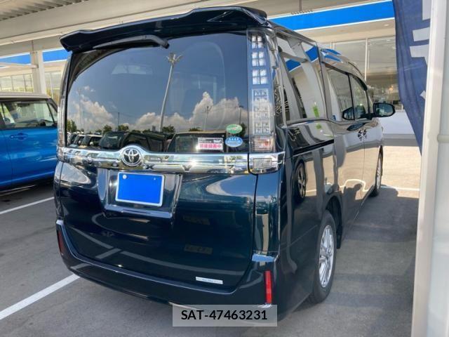 Toyota VOXY 2015-02 8232335-4