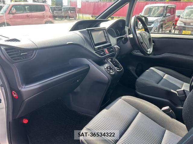 Toyota VOXY 2014-04 8232333-13