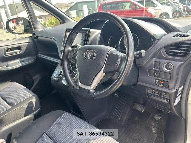 Toyota VOXY 2014-04 8232333-21