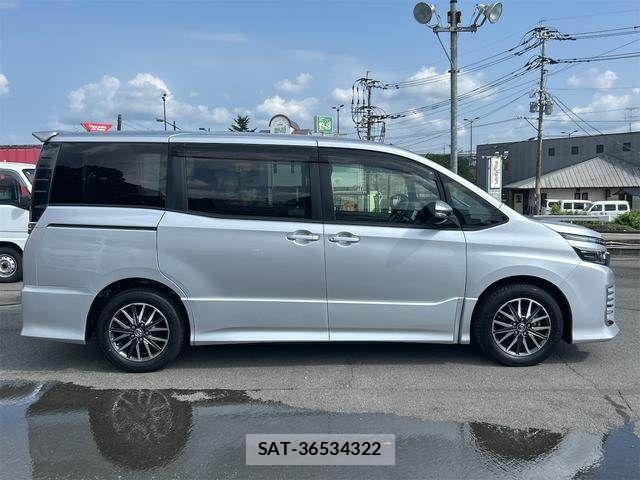 Toyota VOXY 2014-04 8232333-3