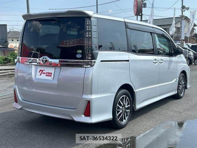 Toyota VOXY 2014-04 8232333-5
