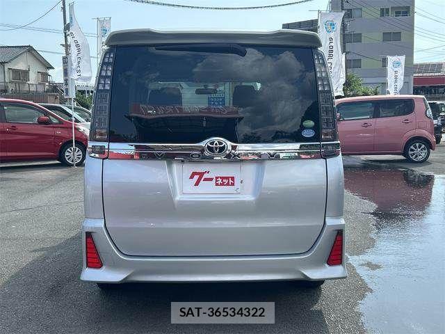 Toyota VOXY 2014-04 8232333-6