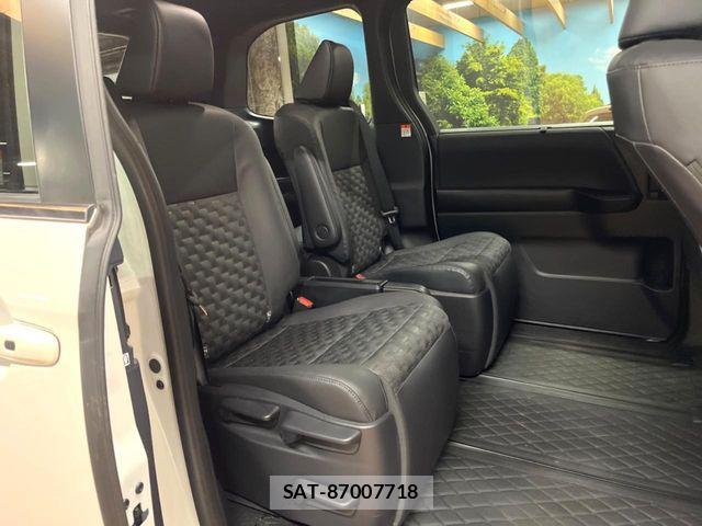 Toyota VOXY 2024-05 8247108-8